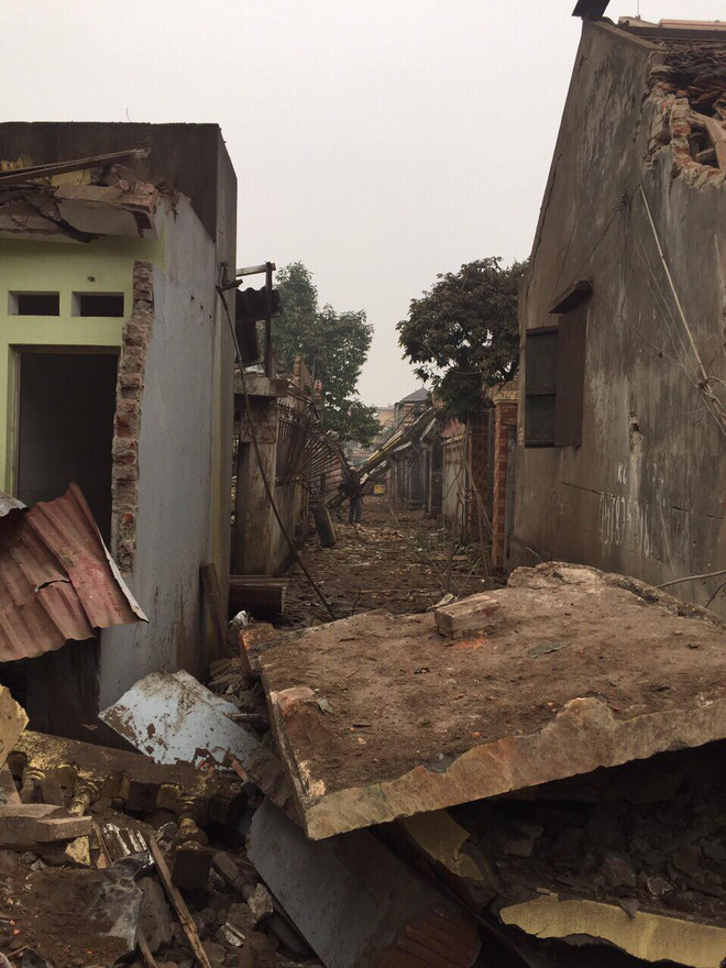 Hiện trường vụ nổ làm 2 người chết, 7 người bị thương, nhiều nhà dân bị tốc mái